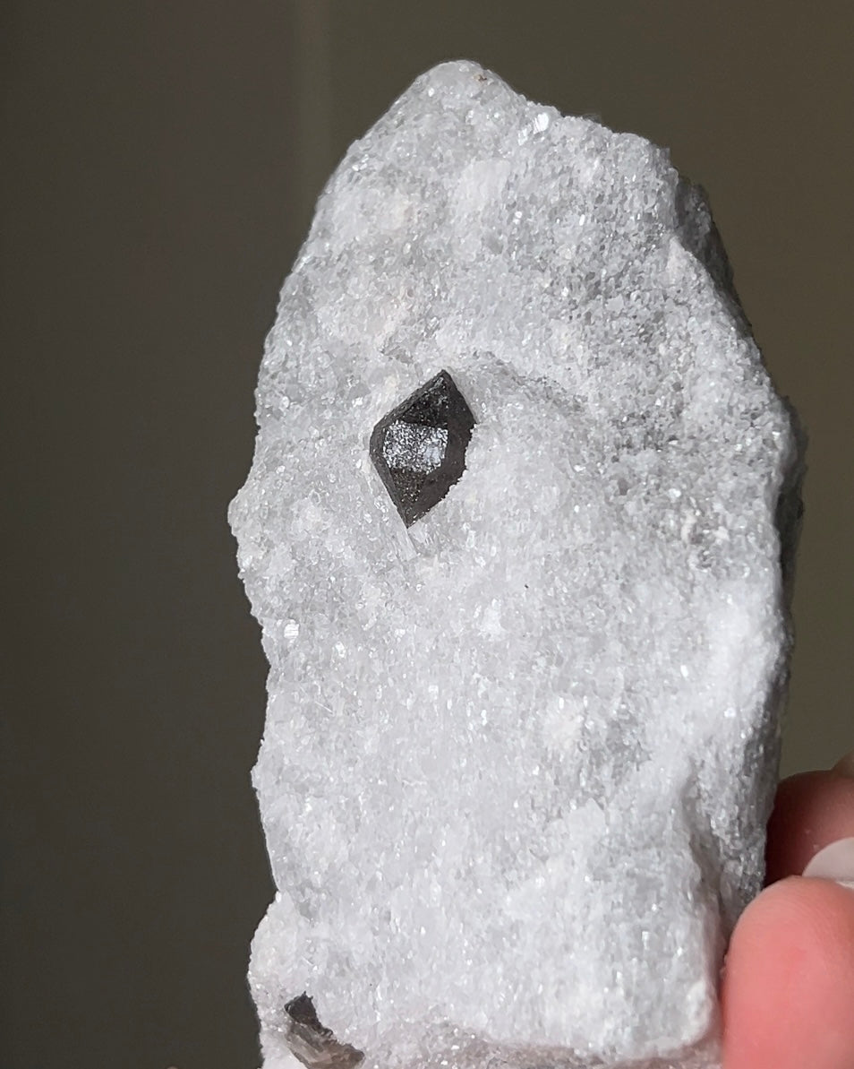 稀有罕見的義大利雙尖黑水晶 Rare black quartz specimen on anhydrite, featuring double-terminated quartz crystals with graphite inclusions from Italy.