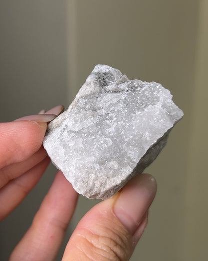 稀有罕見的義大利雙尖黑水晶 Rare black quartz specimen on anhydrite, featuring double-terminated quartz crystals with graphite inclusions from Italy.