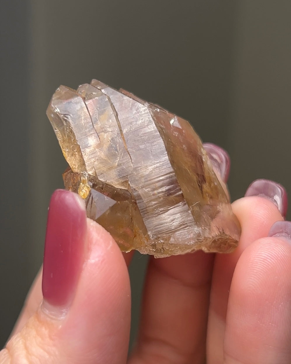 罕見的波士尼亞煙晶 smoky quartz from rare locality Bosnia Herzegovina shows elegant gradient of color and wild structure