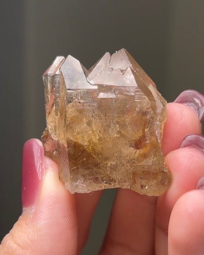 罕見的波士尼亞煙晶 smoky quartz from rare locality Bosnia Herzegovina shows elegant gradient of color and wild structure