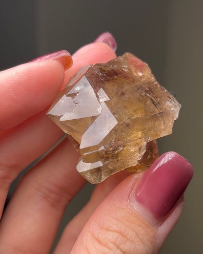 罕見的波士尼亞煙晶 smoky quartz from rare locality Bosnia Herzegovina shows elegant gradient of color and wild structure