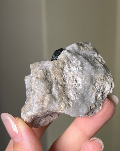 稀有罕見的義大利雙尖黑水晶 Rare black quartz specimen on anhydrite, featuring double-terminated quartz crystals with graphite inclusions from Italy.