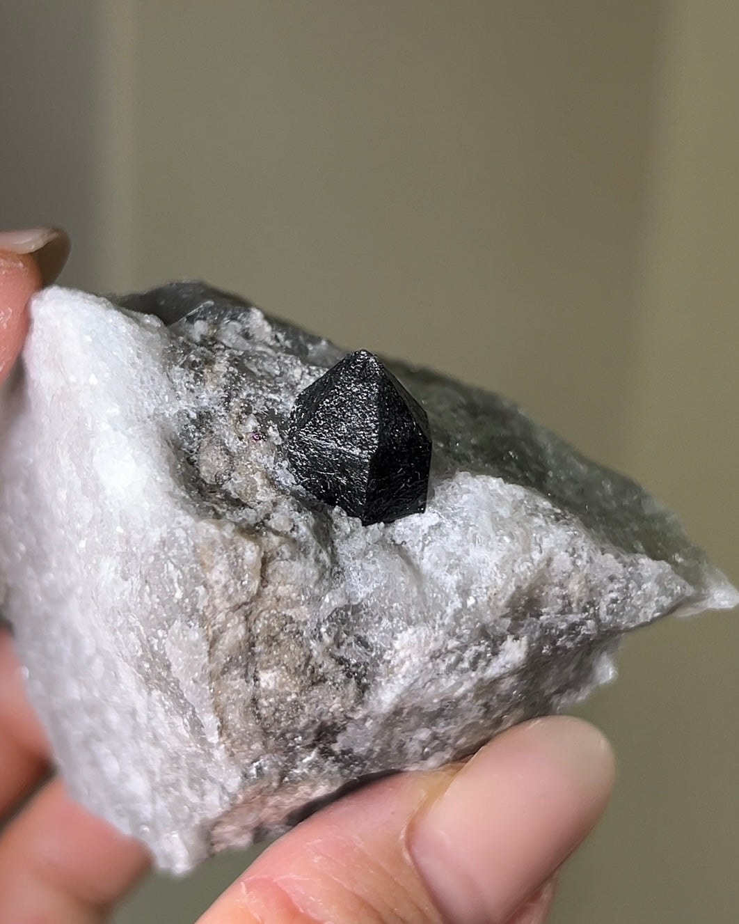 稀有罕見的義大利雙尖黑水晶 Rare black quartz specimen on anhydrite, featuring double-terminated quartz crystals with graphite inclusions from Italy.