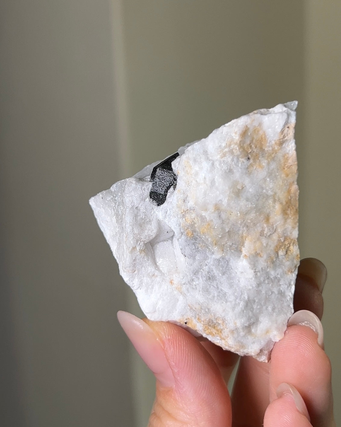 稀有罕見的義大利雙尖黑水晶 Rare black quartz specimen on anhydrite, featuring double-terminated quartz crystals with graphite inclusions from Italy.