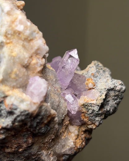 義大利已停產薩丁島紫水晶 rare classic amethyst on matrix from closed Capurru quarry in Sardinia, Italy