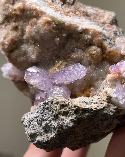 義大利已停產薩丁島紫水晶 rare classic amethyst on matrix from closed Capurru quarry in Sardinia, Italy