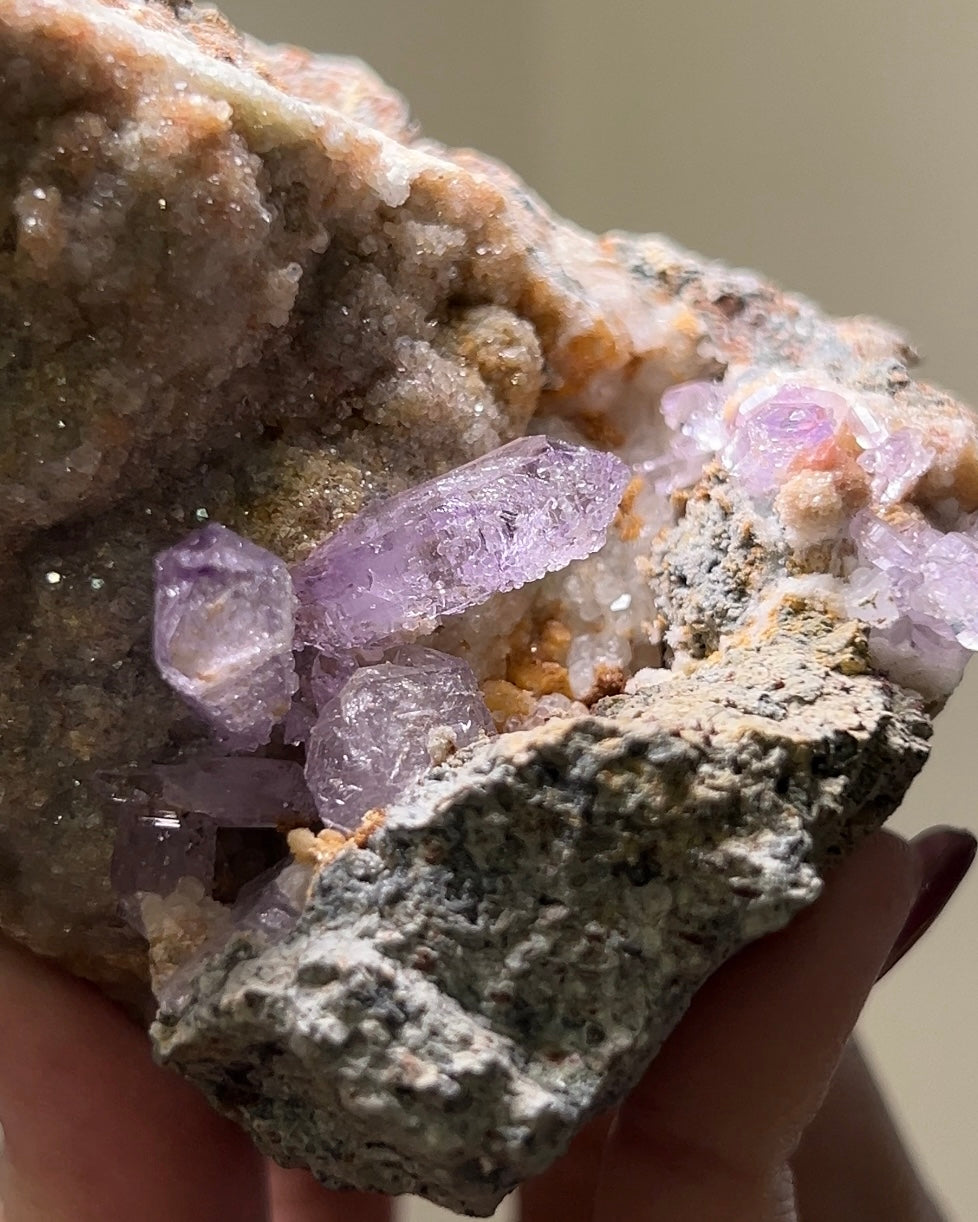 義大利已停產薩丁島紫水晶 rare classic amethyst on matrix from closed Capurru quarry in Sardinia, Italy