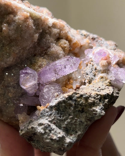 義大利已停產薩丁島紫水晶 rare classic amethyst on matrix from closed Capurru quarry in Sardinia, Italy