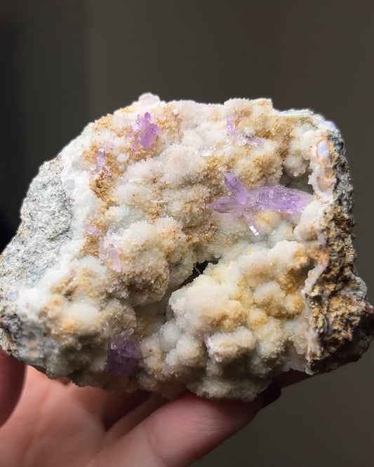 義大利已停產薩丁島紫水晶 rare classic amethyst on matrix from closed Capurru quarry in Sardinia, Italy