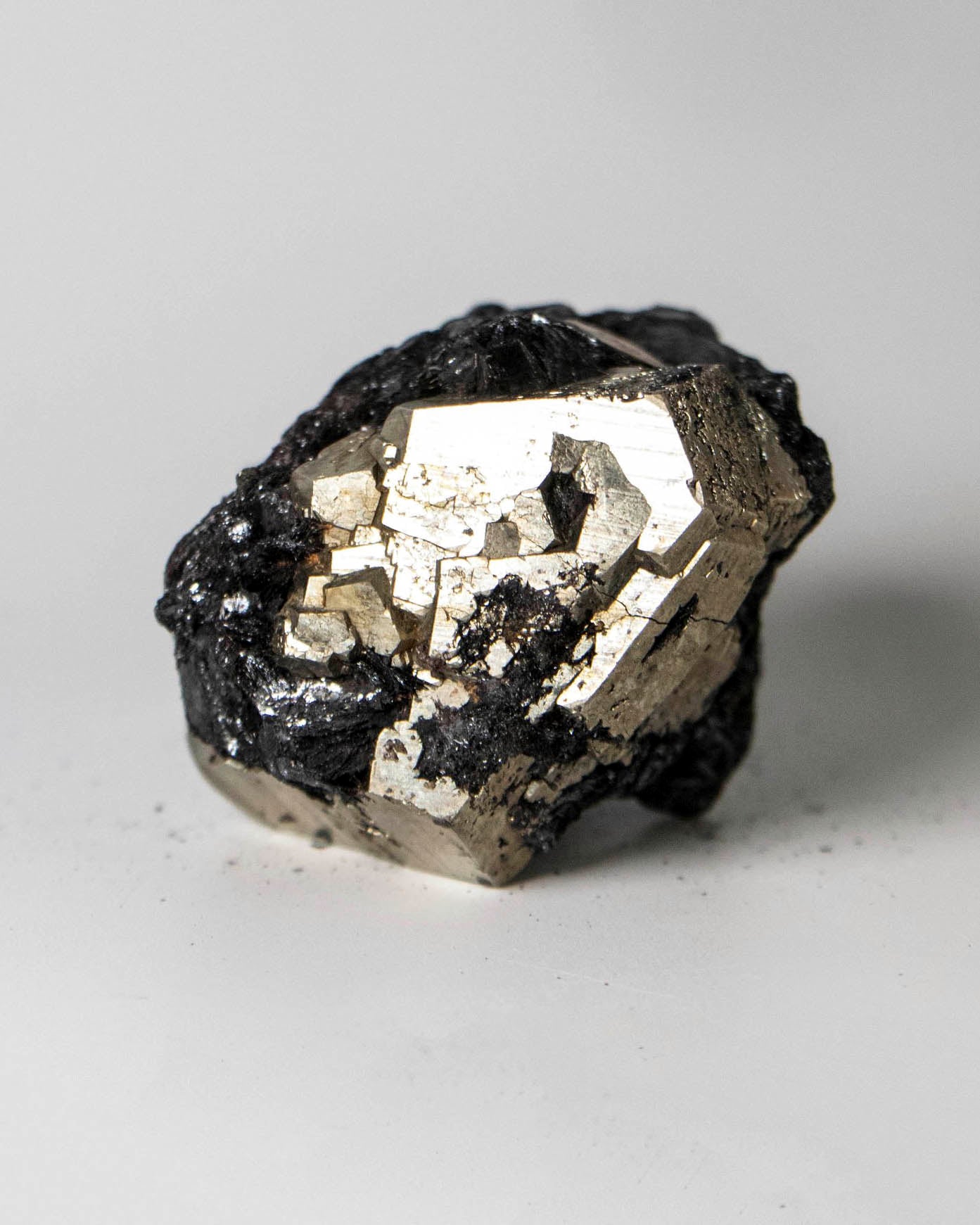 黃鐵礦共生赤鐵礦 - 義大利厄爾巴島