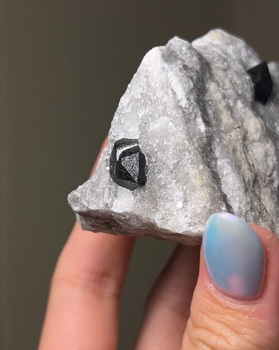 黑水晶硬石膏 - 義大利