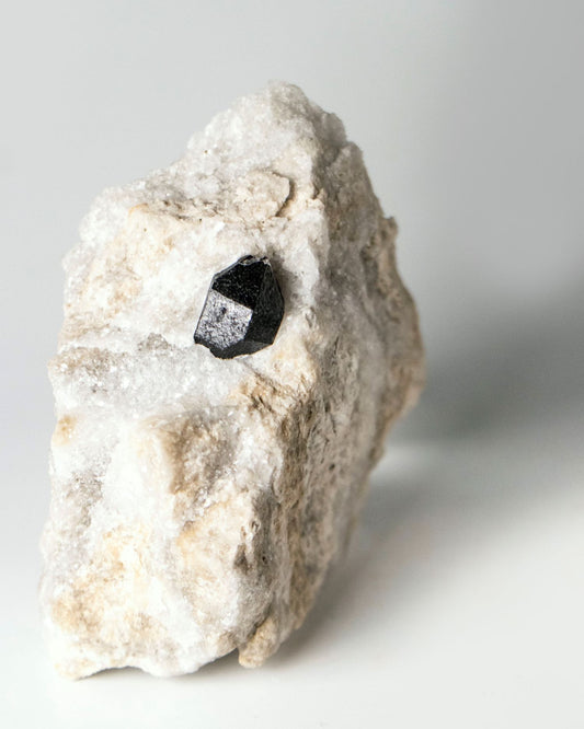 稀有罕見的義大利雙尖黑水晶 Rare black quartz specimen on anhydrite, featuring double-terminated quartz crystals with graphite inclusions from Italy.
