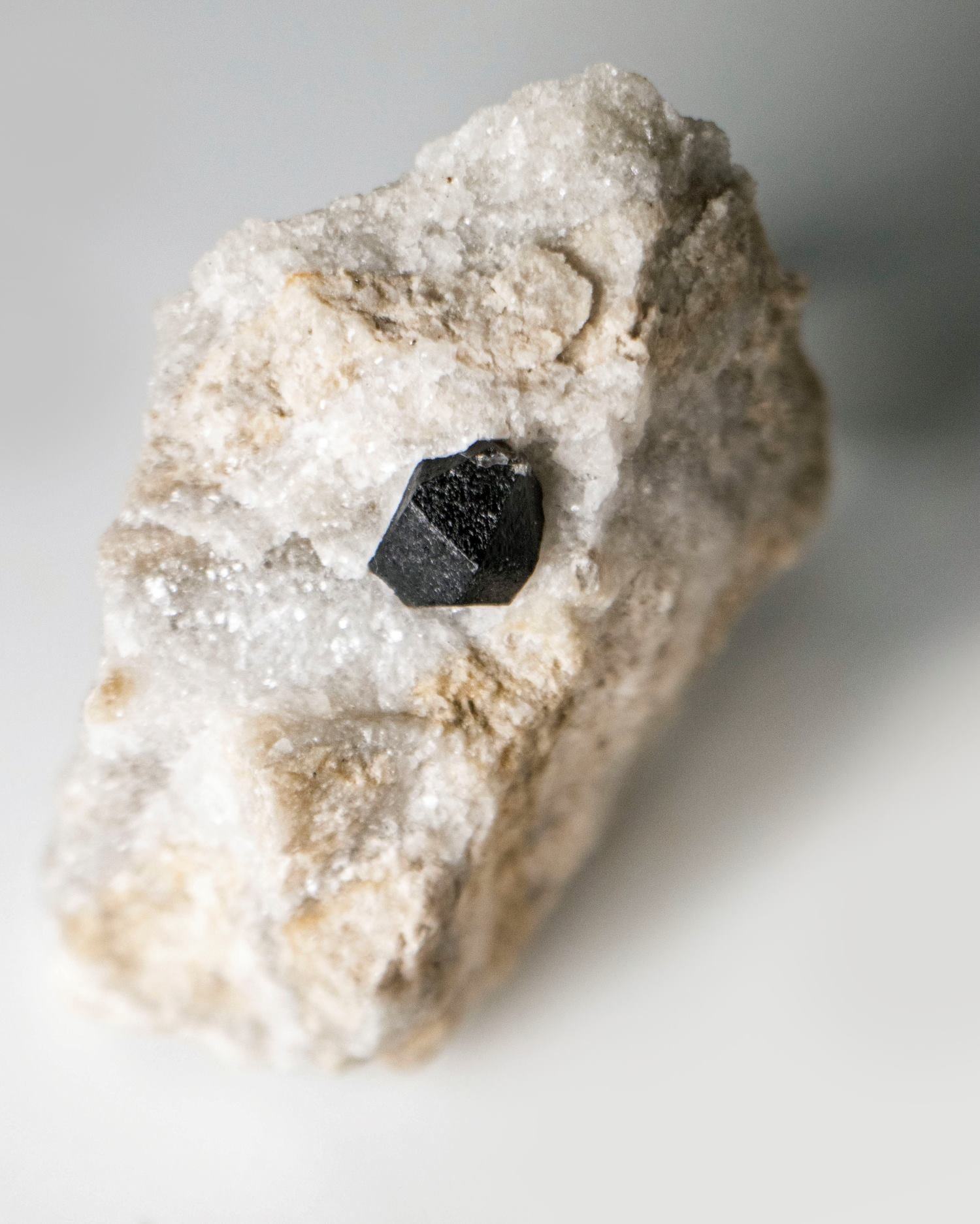 稀有罕見的義大利雙尖黑水晶 Rare black quartz specimen on anhydrite, featuring double-terminated quartz crystals with graphite inclusions from Italy.