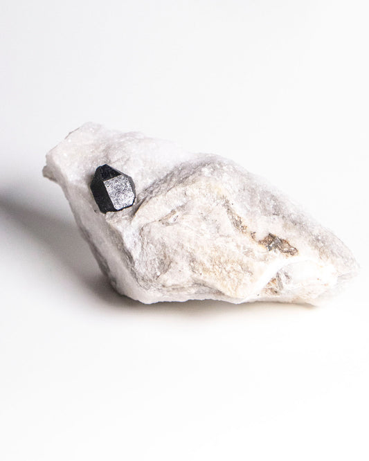 稀有罕見的義大利雙尖黑水晶 Rare black quartz specimen on anhydrite, featuring double-terminated quartz crystals with graphite inclusions from Italy.