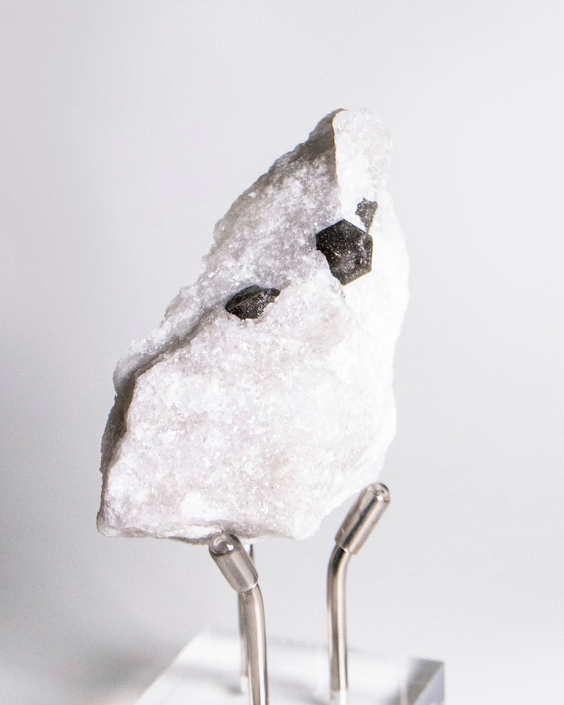 稀有罕見的義大利雙尖黑水晶 Rare black quartz specimen on anhydrite, featuring double-terminated quartz crystals with graphite inclusions from Italy.