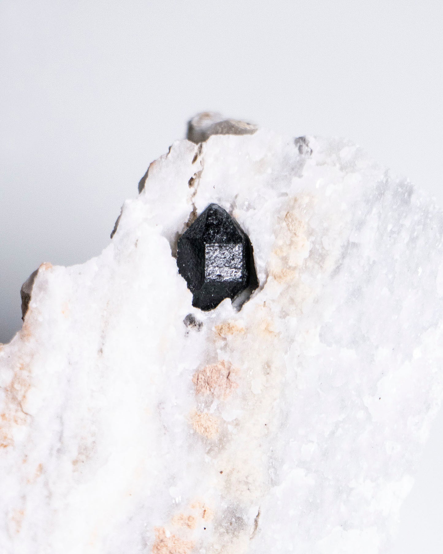 稀有罕見的義大利雙尖黑水晶 Rare black quartz specimen on anhydrite, featuring double-terminated quartz crystals with graphite inclusions from Italy.