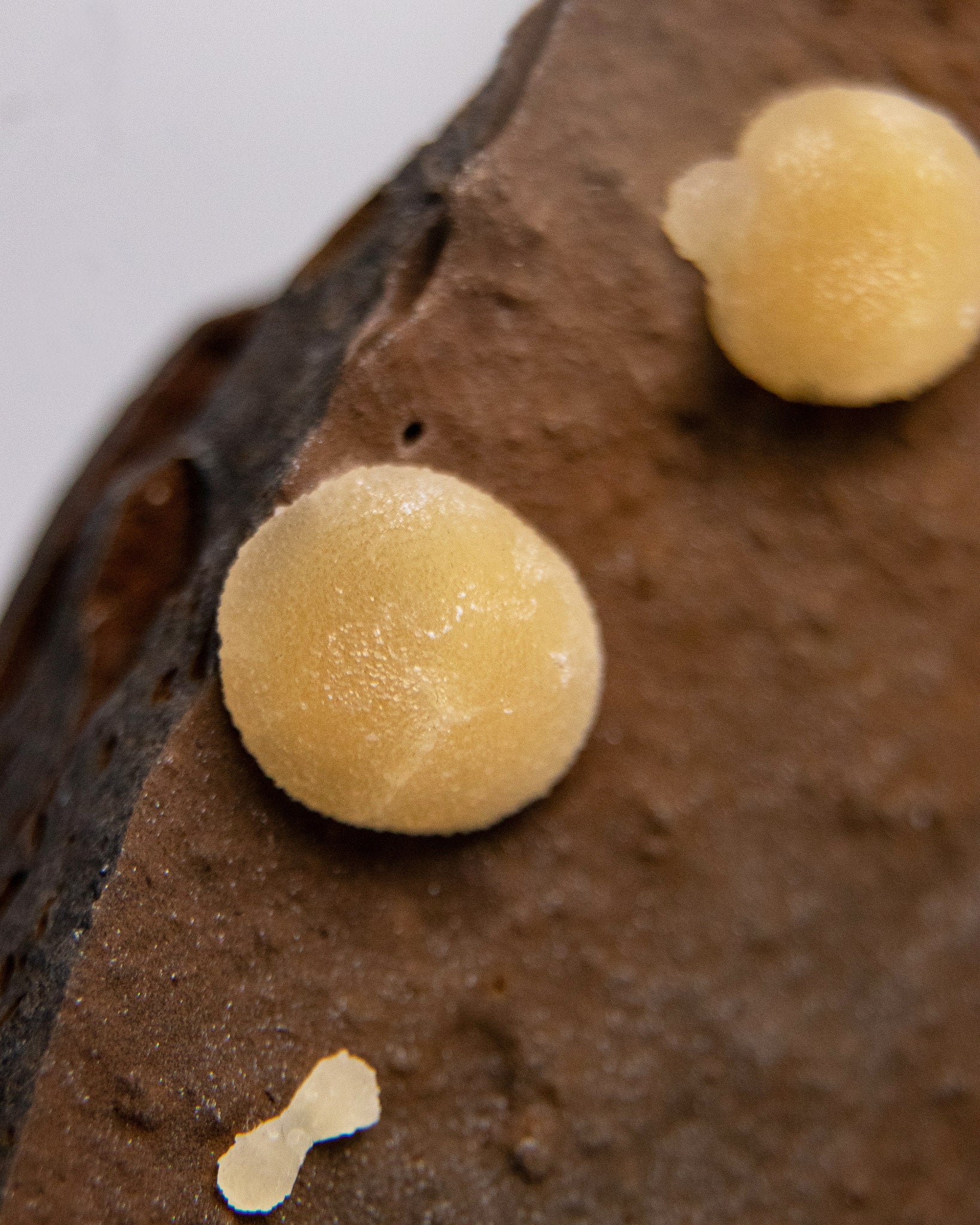 稀有的義大利球狀方解石，常長在玄武岩上 Rare Italian botryoidal calcite typically occurs on basalt.