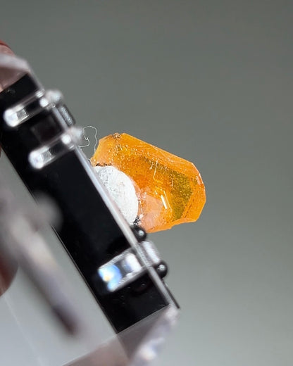 墨西哥鉬鉛礦標本（Mexican wulfenite specimen）呈高度透明的薄板狀晶體（with highly transparent thin tabular crystals）