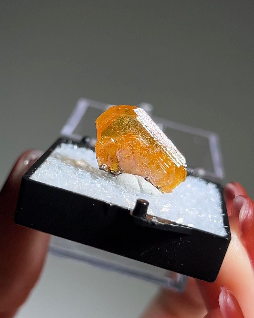 墨西哥鉬鉛礦標本（Mexican wulfenite specimen）呈高度透明的薄板狀晶體（with highly transparent thin tabular crystals）