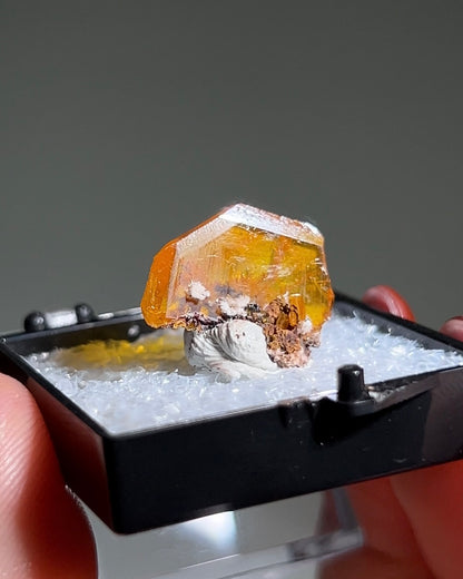 墨西哥鉬鉛礦標本（Mexican wulfenite specimen）呈高度透明的薄板狀晶體（with highly transparent thin tabular crystals）