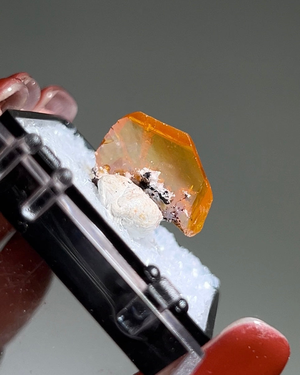 墨西哥鉬鉛礦標本（Mexican wulfenite specimen）呈高度透明的薄板狀晶體（with highly transparent thin tabular crystals）