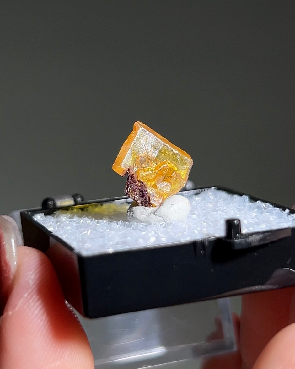 墨西哥鉬鉛礦標本（Mexican wulfenite specimen）呈高度透明的薄板狀晶體（with highly transparent thin tabular crystals）