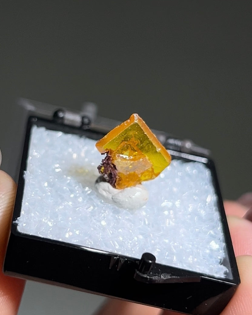 墨西哥鉬鉛礦標本（Mexican wulfenite specimen）呈高度透明的薄板狀晶體（with highly transparent thin tabular crystals）