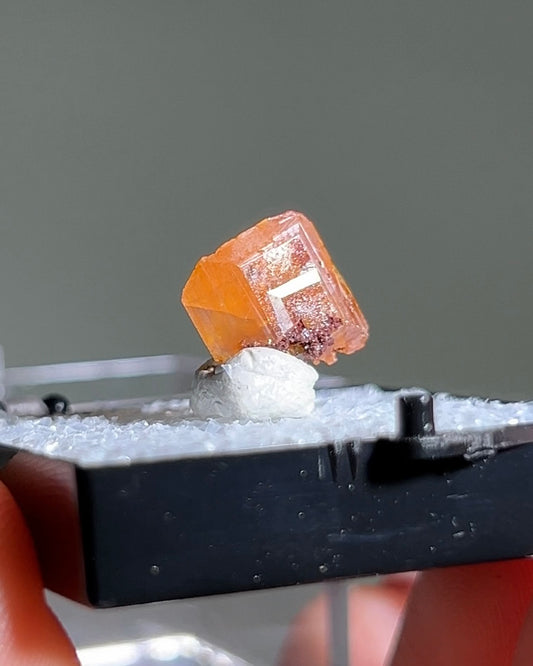 墨西哥鉬鉛礦標本（Mexican wulfenite specimen）呈高度透明的薄板狀晶體（with highly transparent thin tabular crystals）