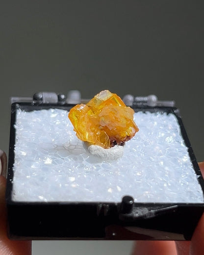 墨西哥鉬鉛礦標本（Mexican wulfenite specimen）呈高度透明的薄板狀晶體（with highly transparent thin tabular crystals）
