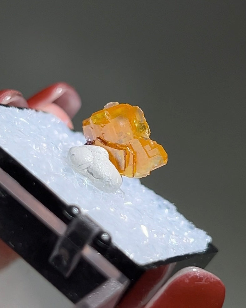 墨西哥鉬鉛礦標本（Mexican wulfenite specimen）呈高度透明的薄板狀晶體（with highly transparent thin tabular crystals）