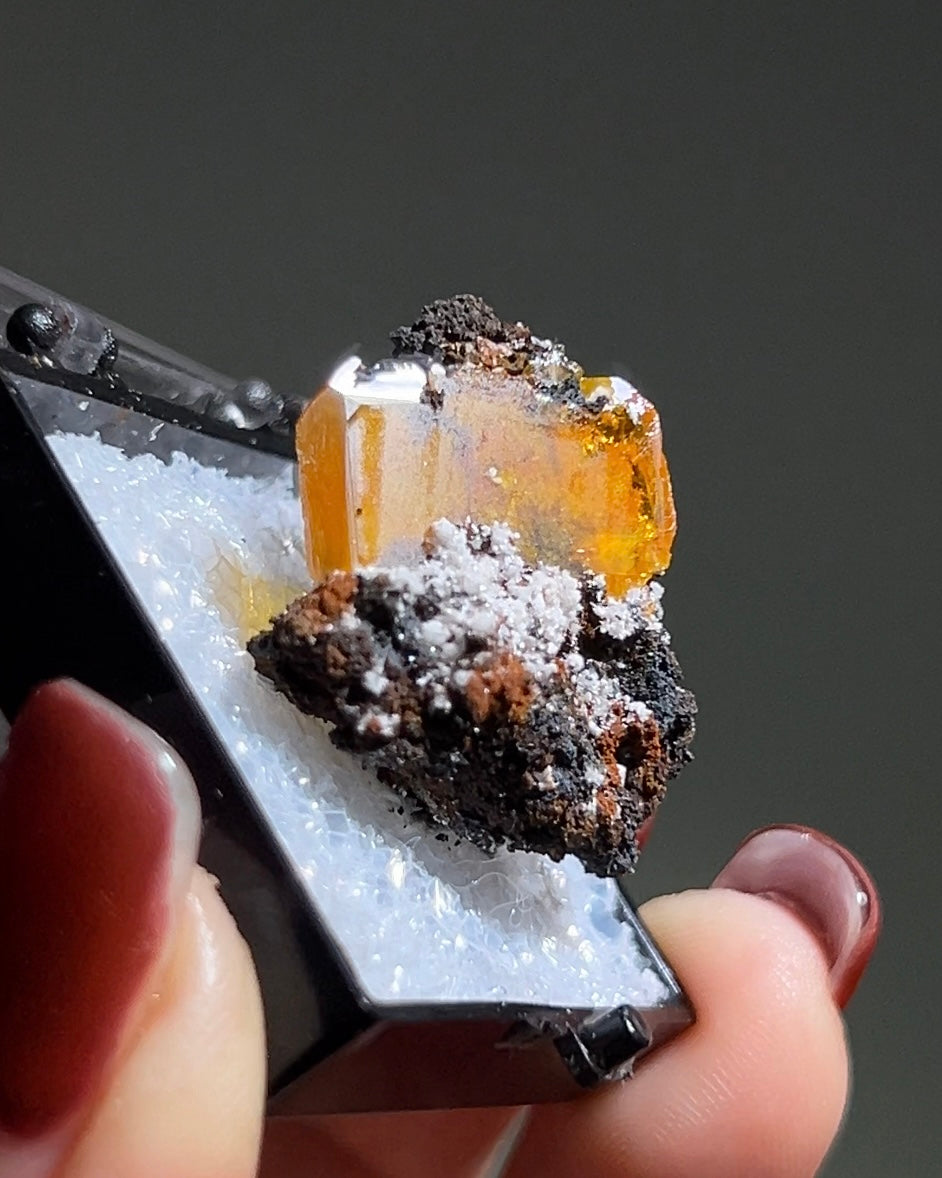 墨西哥鉬鉛礦標本（Mexican wulfenite specimen）呈高度透明的薄板狀晶體（with highly transparent thin tabular crystals）