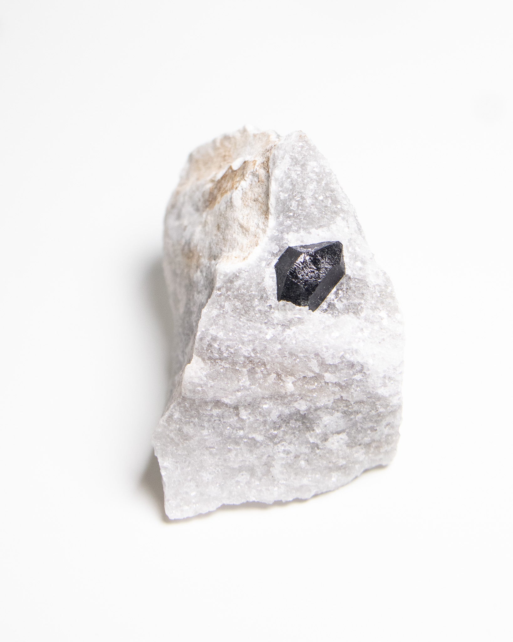 稀有罕見的義大利雙尖黑水晶 Rare black quartz specimen on anhydrite, featuring double-terminated quartz crystals with graphite inclusions from Italy.