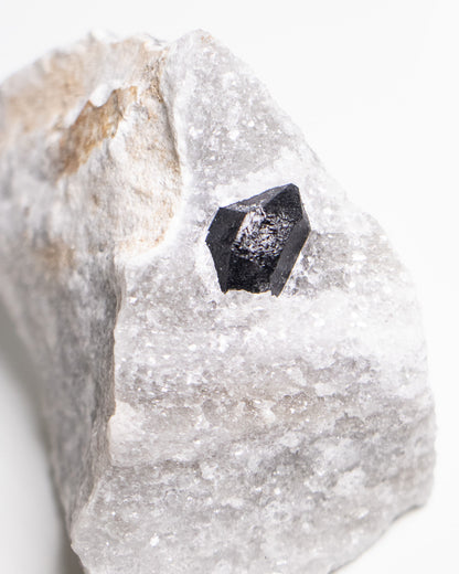 稀有罕見的義大利雙尖黑水晶 Rare black quartz specimen on anhydrite, featuring double-terminated quartz crystals with graphite inclusions from Italy.