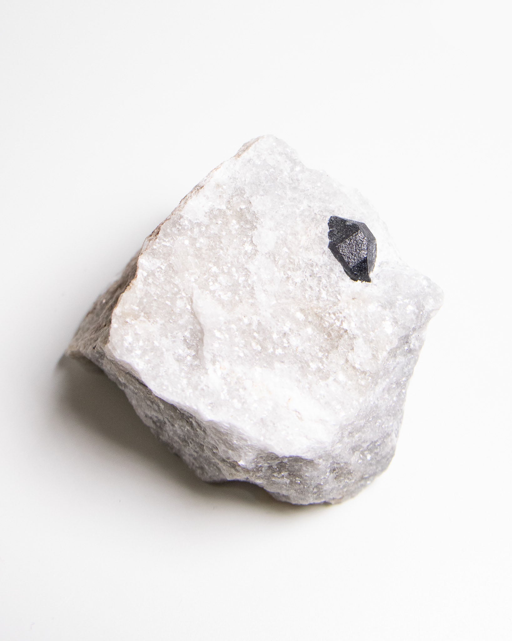 稀有罕見的義大利雙尖黑水晶 Rare black quartz specimen on anhydrite, featuring double-terminated quartz crystals with graphite inclusions from Italy.