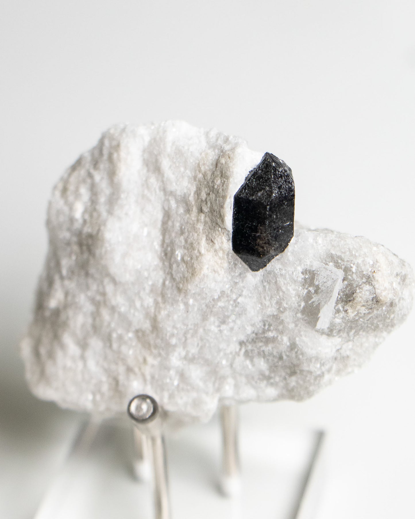 稀有罕見的義大利雙尖黑水晶 Rare black quartz specimen on anhydrite, featuring double-terminated quartz crystals with graphite inclusions from Italy.