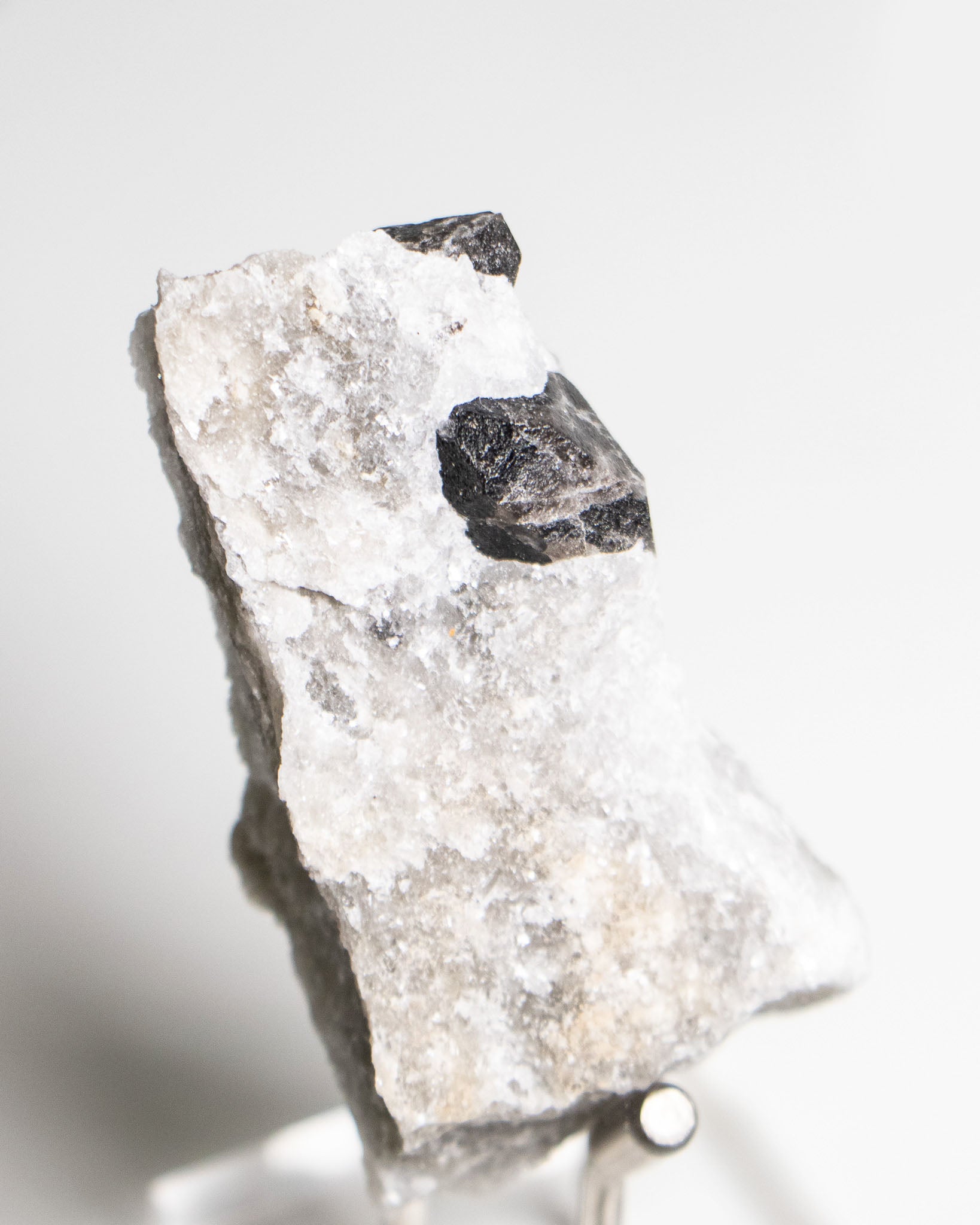 稀有罕見的義大利雙尖黑水晶 Rare black quartz specimen on anhydrite, featuring double-terminated quartz crystals with graphite inclusions from Italy.