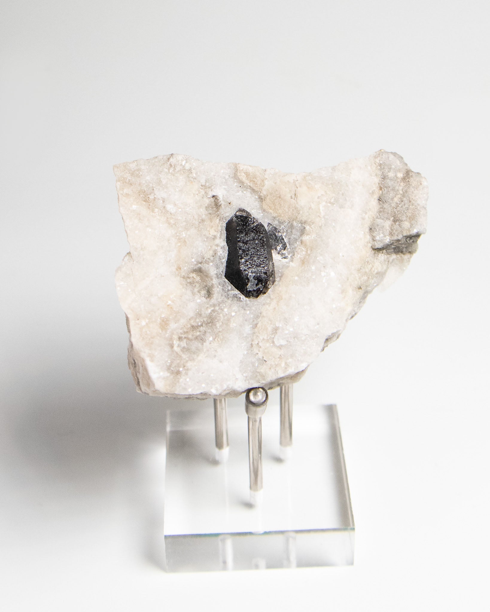 稀有罕見的義大利雙尖黑水晶 Rare black quartz specimen on anhydrite, featuring double-terminated quartz crystals with graphite inclusions from Italy.