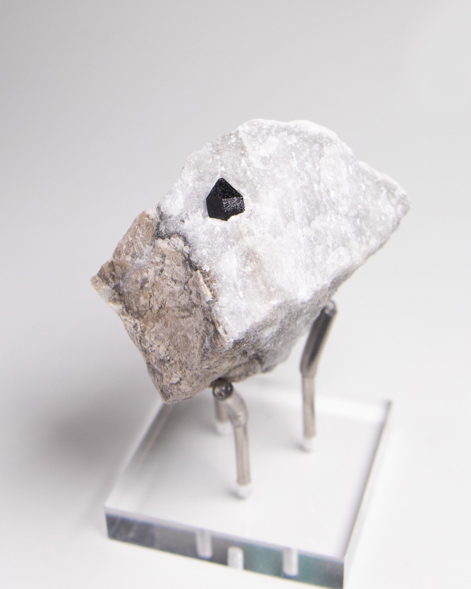 稀有罕見的義大利雙尖黑水晶 Rare black quartz specimen on anhydrite, featuring double-terminated quartz crystals with graphite inclusions from Italy.