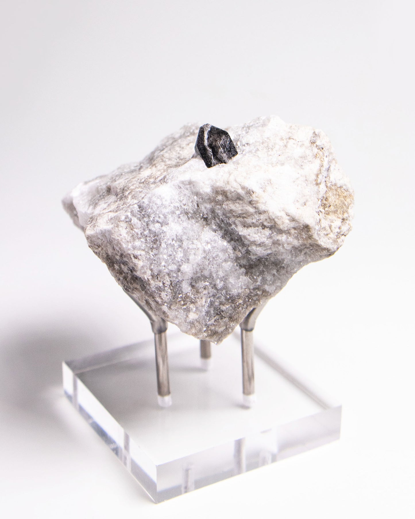 稀有罕見的義大利雙尖黑水晶 Rare black quartz specimen on anhydrite, featuring double-terminated quartz crystals with graphite inclusions from Italy.