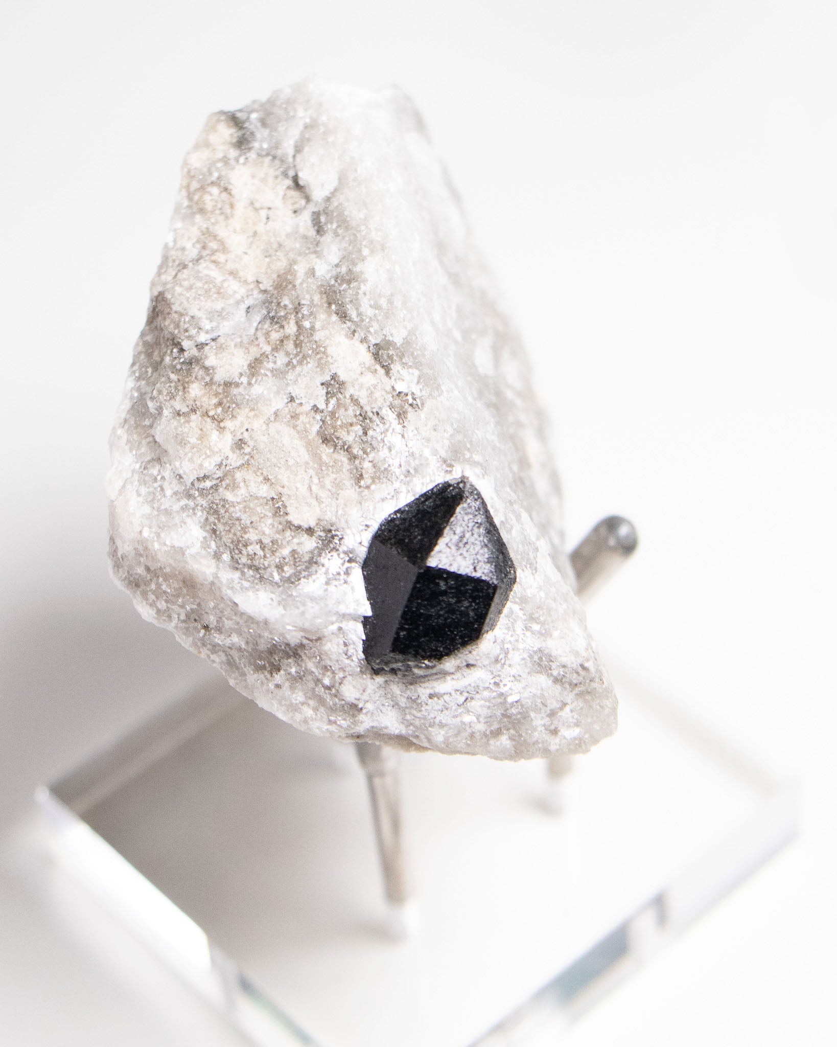 稀有罕見的義大利雙尖黑水晶 Rare black quartz specimen on anhydrite, featuring double-terminated quartz crystals with graphite inclusions from Italy.