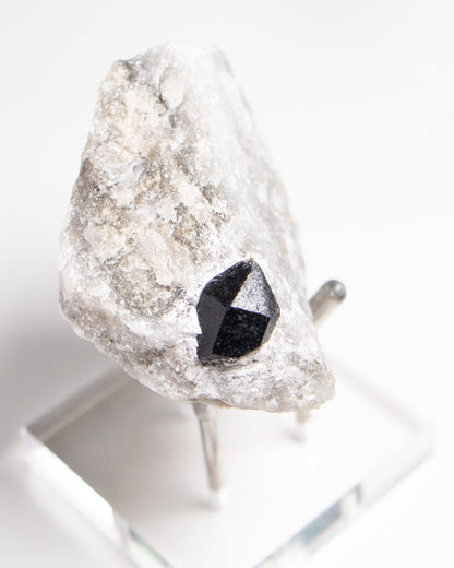稀有罕見的義大利雙尖黑水晶 Rare black quartz specimen on anhydrite, featuring double-terminated quartz crystals with graphite inclusions from Italy.