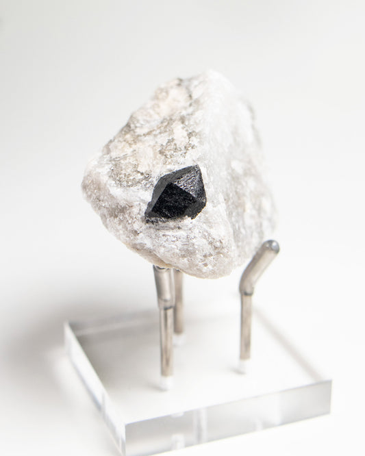 稀有罕見的義大利雙尖黑水晶 Rare black quartz specimen on anhydrite, featuring double-terminated quartz crystals with graphite inclusions from Italy.