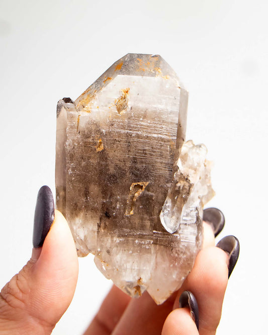 波士尼亞煙晶，以漸層色澤與自癒痕跡聞名，溫柔卻堅毅，象徵療癒能量、穩定力量與自我修復後的再生轉化。