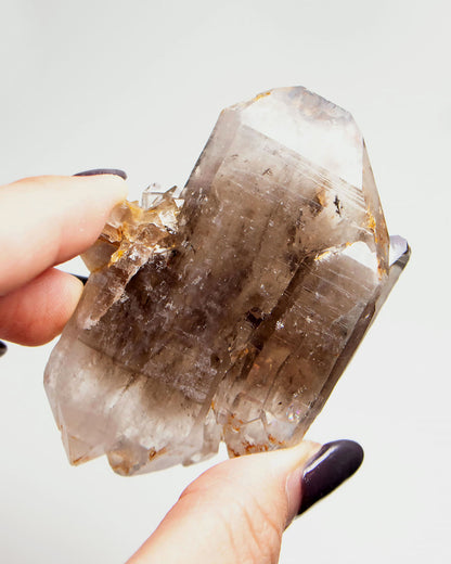 波士尼亞煙晶，以漸層色澤與自癒痕跡聞名，溫柔卻堅毅，象徵療癒能量、穩定力量與自我修復後的再生轉化。