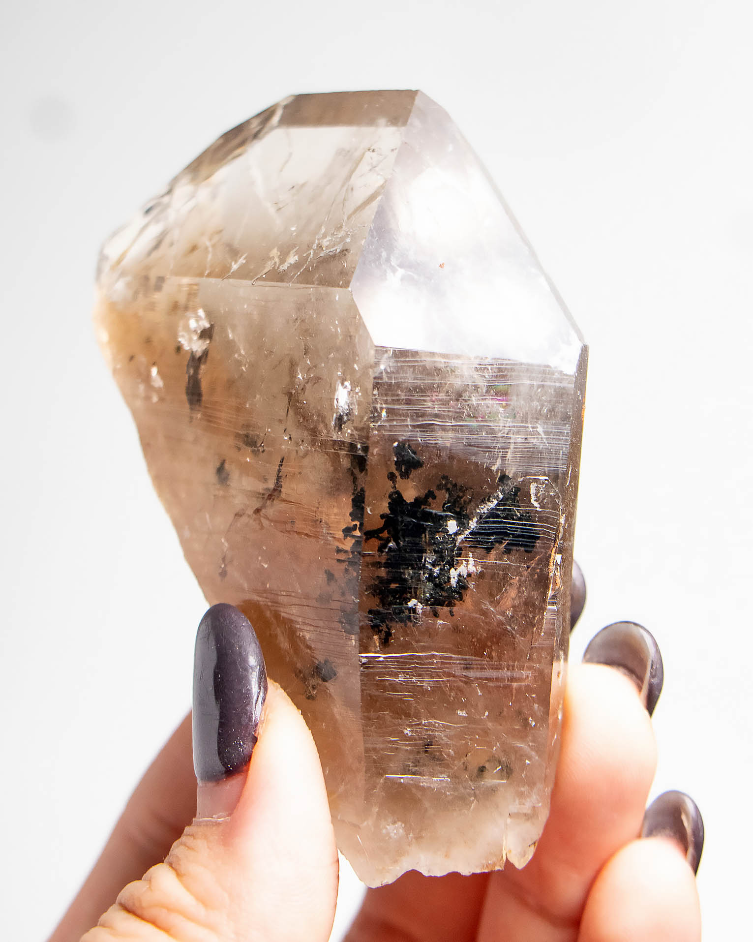 波士尼亞煙晶，象徵療癒能量、穩定力量與自我修復後的再生轉化。