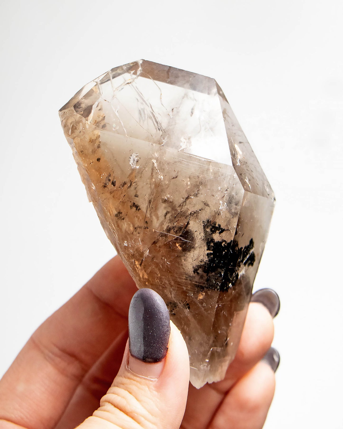 波士尼亞煙晶，象徵療癒能量、穩定力量與自我修復後的再生轉化。