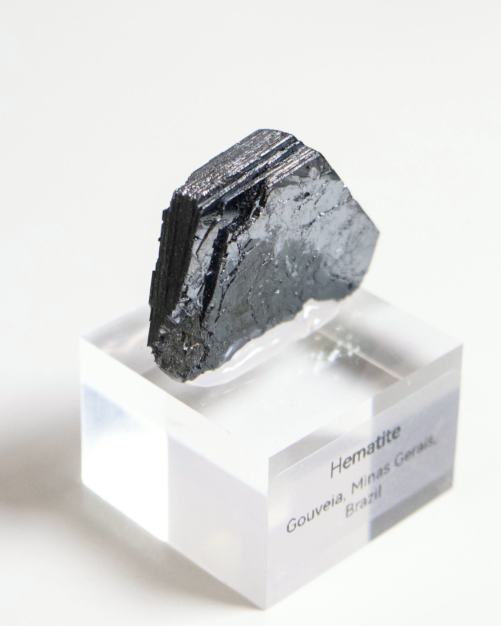 稀有巴西鏡鐵礦，晶體光澤十分搶眼 Brazilian specular hematite crystals with bright metallic luster