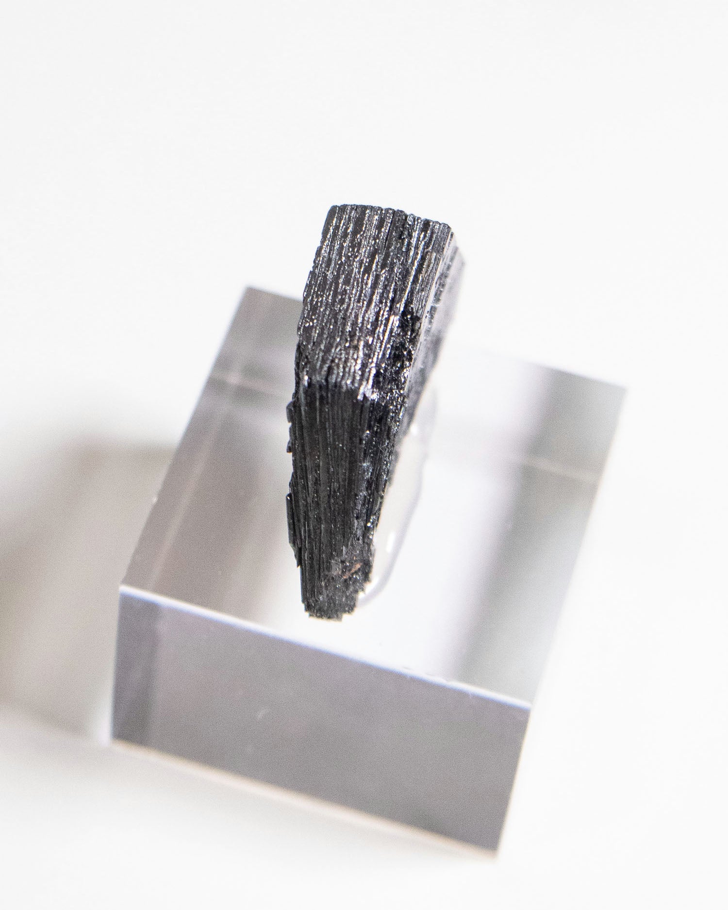 稀有巴西鏡鐵礦，晶體光澤十分搶眼 Brazilian specular hematite crystals with bright metallic luster