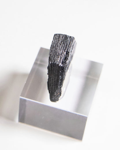稀有巴西鏡鐵礦，晶體光澤十分搶眼 Brazilian specular hematite crystals with bright metallic luster