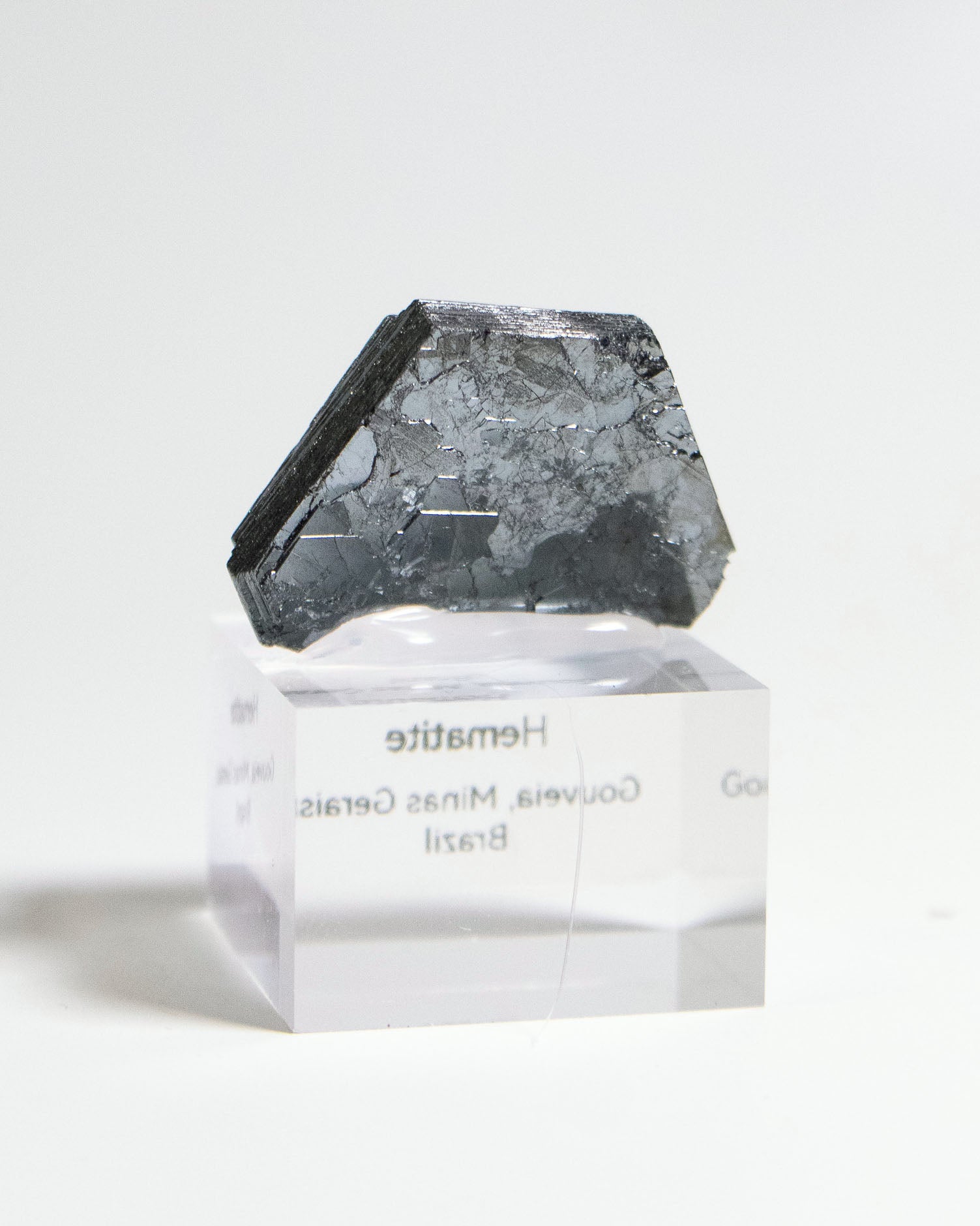稀有巴西鏡鐵礦，晶體光澤十分搶眼 Brazilian specular hematite crystals with bright metallic luster